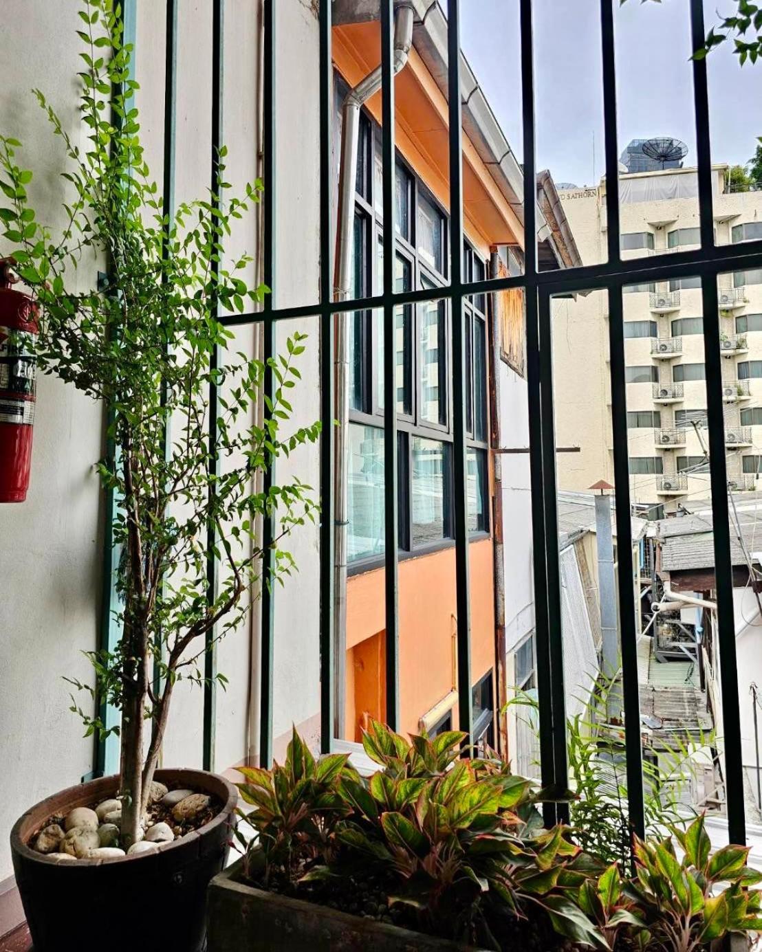 Baan Glang Soi Restaurant & Guesthouse Бангкок Екстер'єр фото