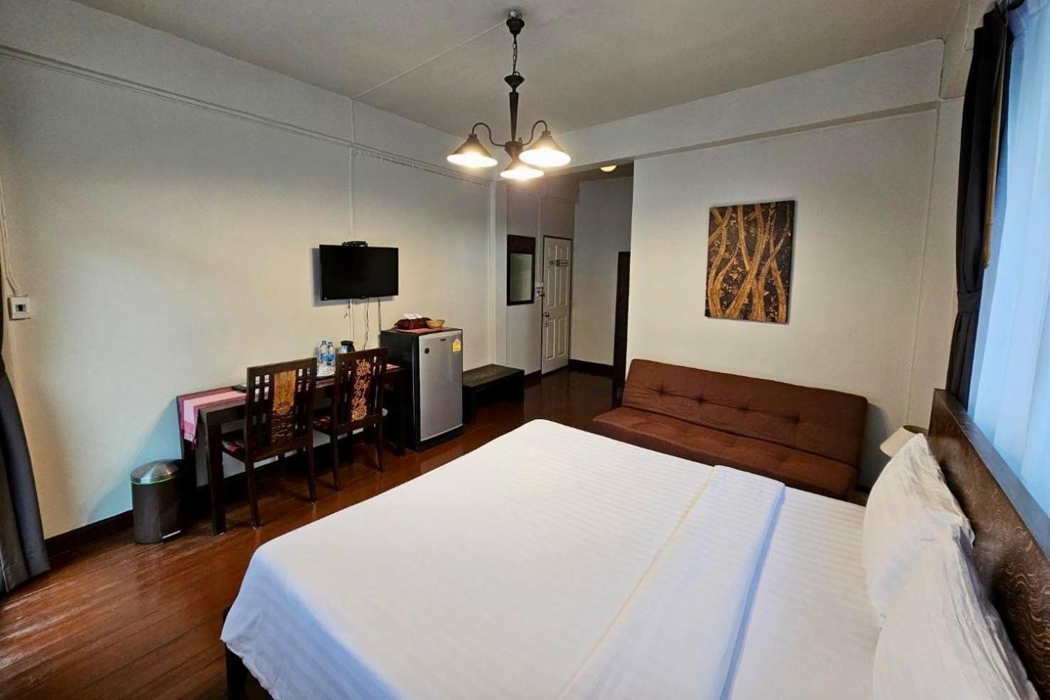 Baan Glang Soi Restaurant & Guesthouse Бангкок Номер фото