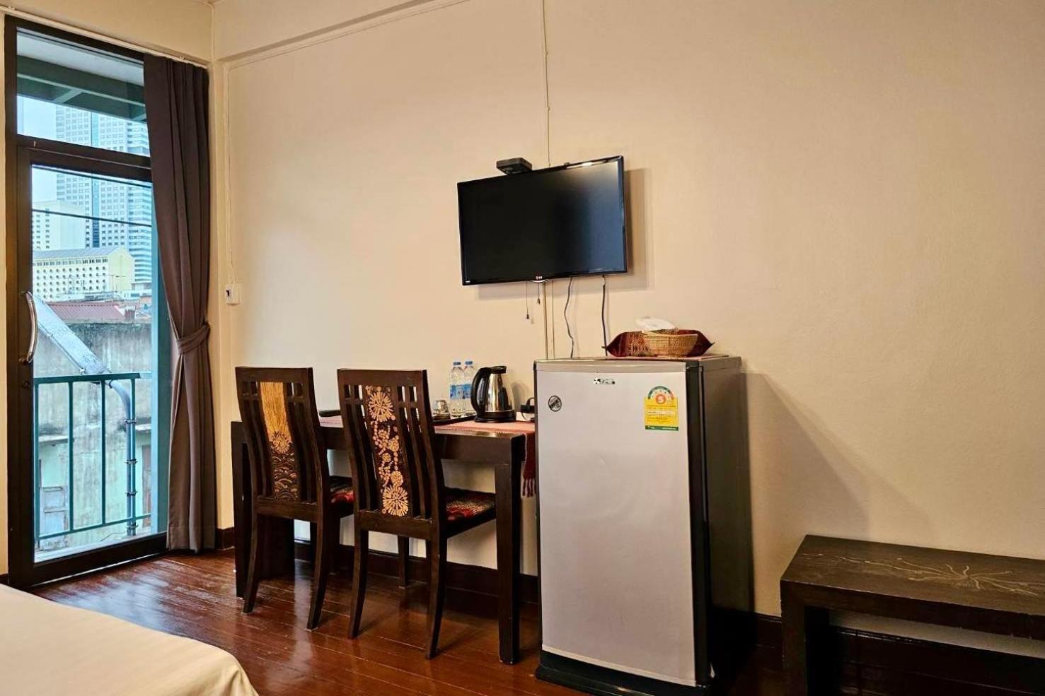 Baan Glang Soi Restaurant & Guesthouse Бангкок Номер фото