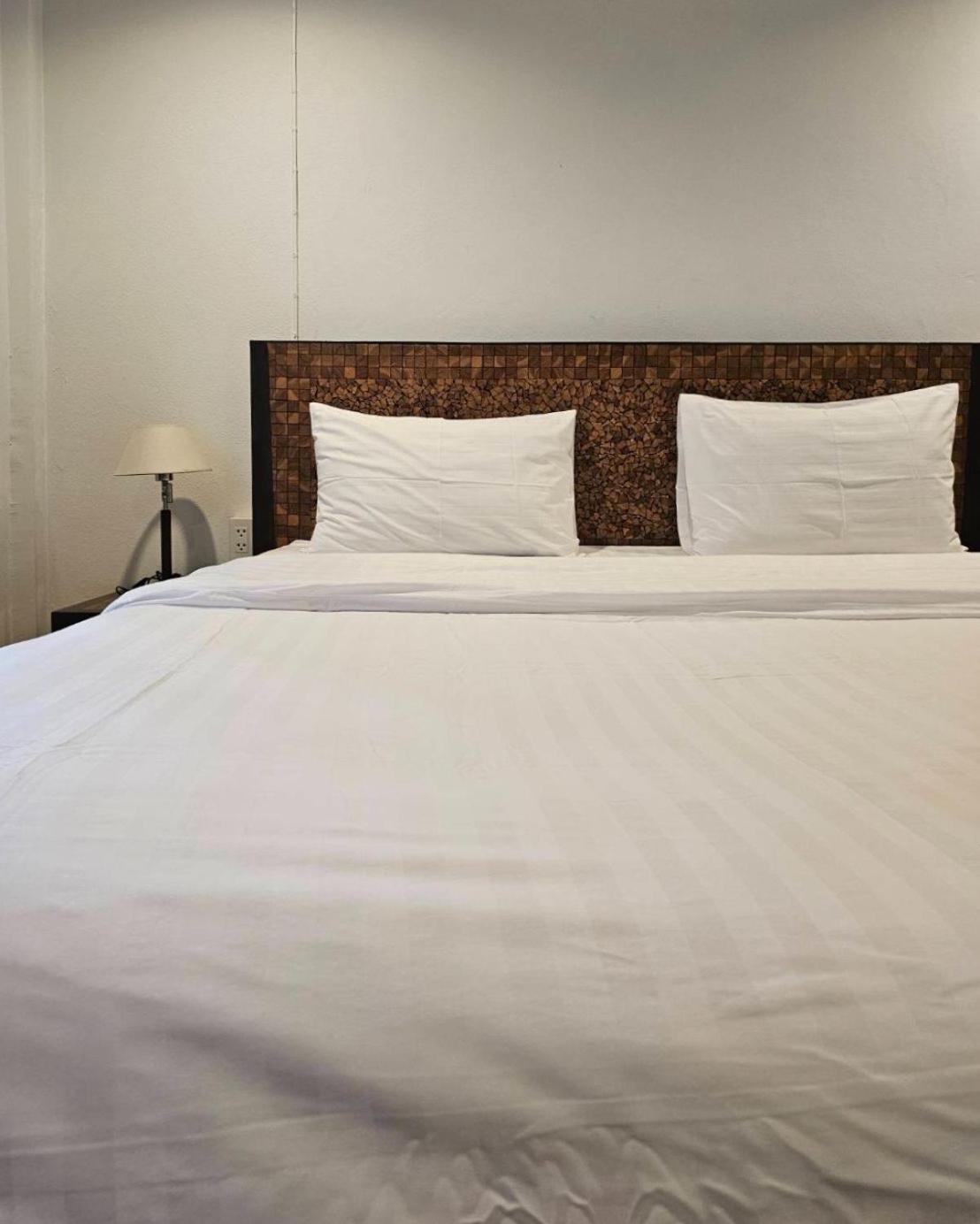 Baan Glang Soi Restaurant & Guesthouse Бангкок Номер фото