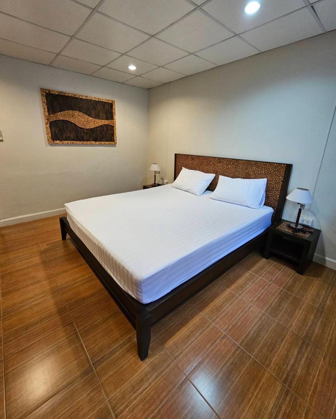 Baan Glang Soi Restaurant & Guesthouse Бангкок Номер фото