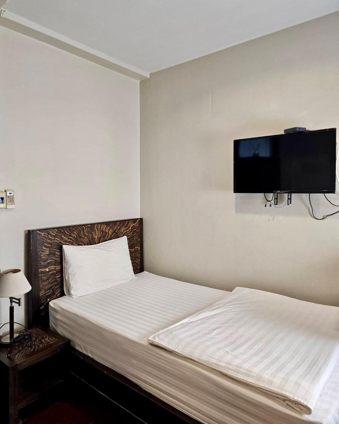 Baan Glang Soi Restaurant & Guesthouse Бангкок Номер фото