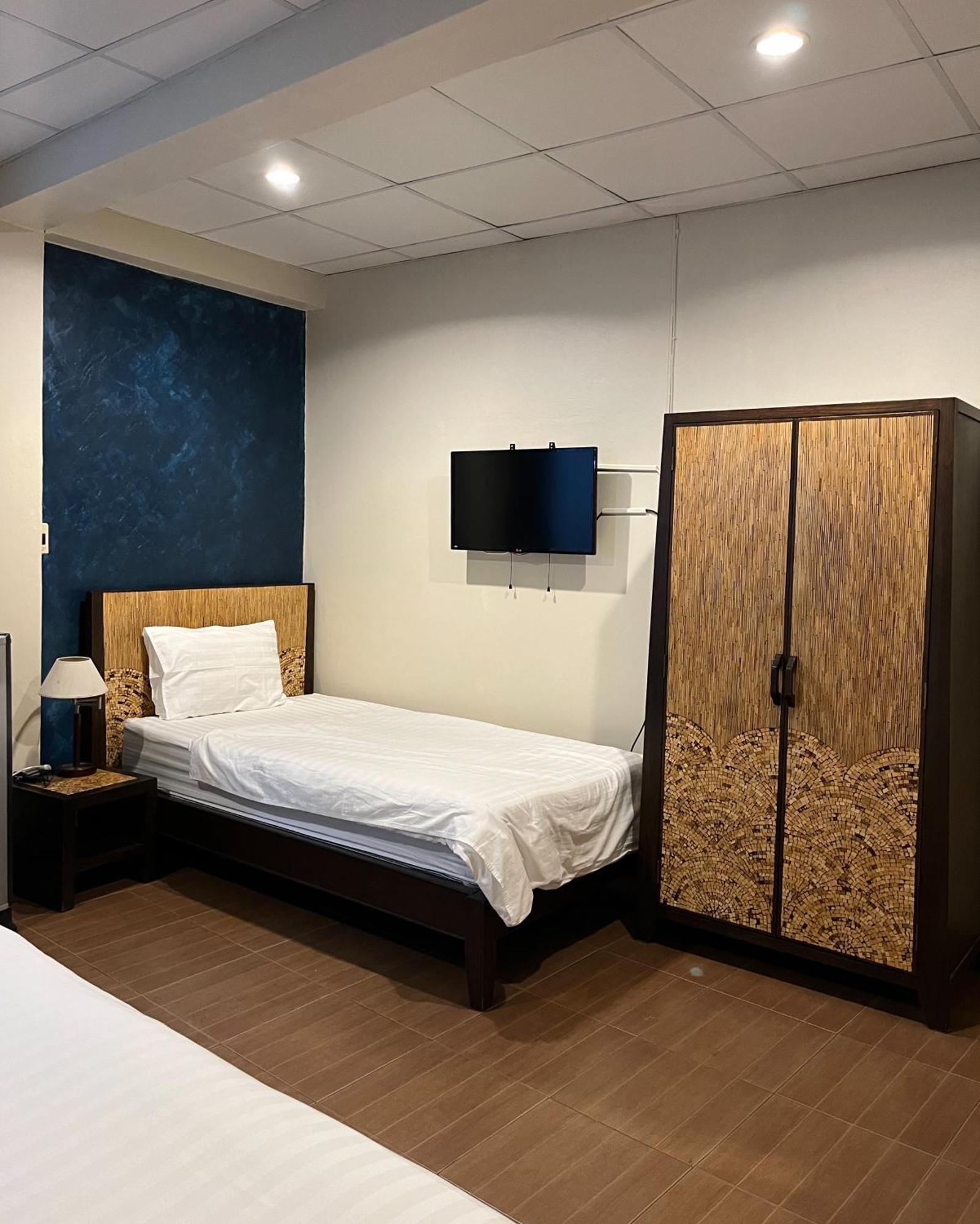 Baan Glang Soi Restaurant & Guesthouse Бангкок Номер фото