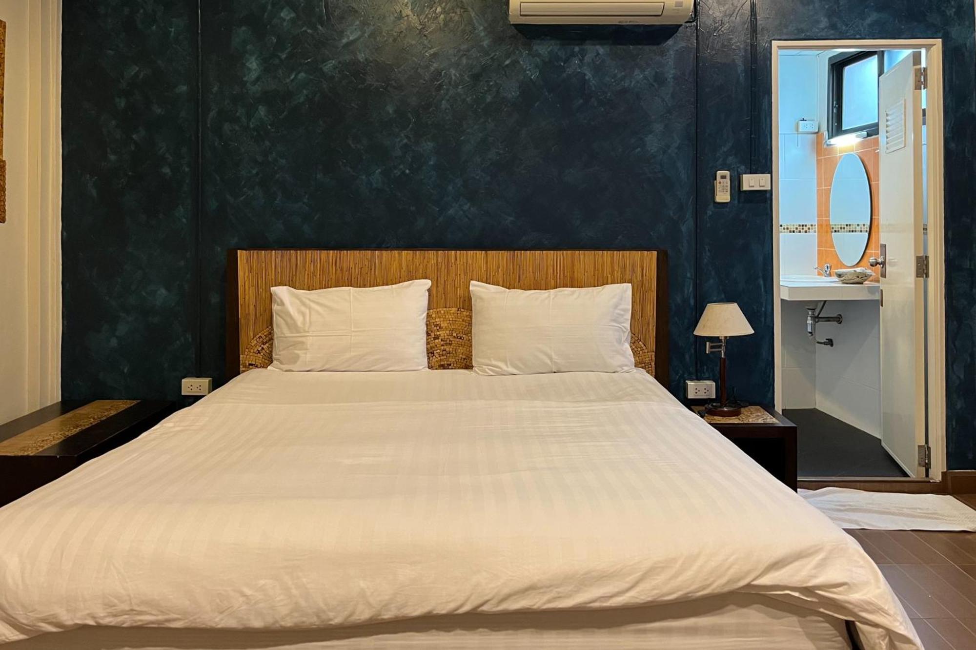 Baan Glang Soi Restaurant & Guesthouse Бангкок Номер фото